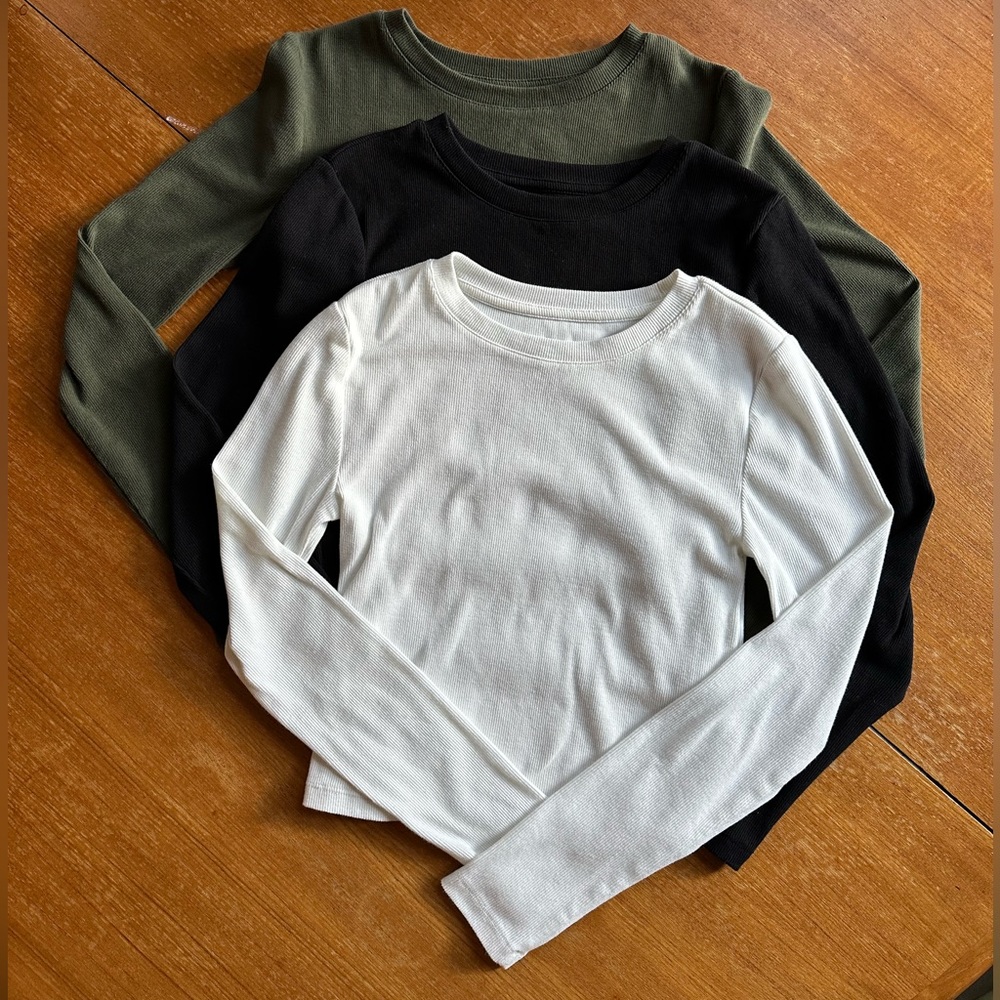 Lot of 3 cropped ribbed long sleeved tees white, army green and black